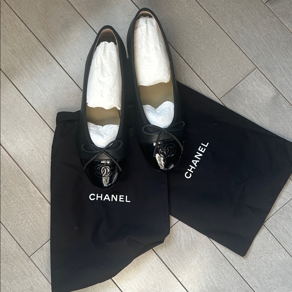 CHANEL Black Leather Cap-Toe Ballet Flats with CC Logo - Picture 11 of 12